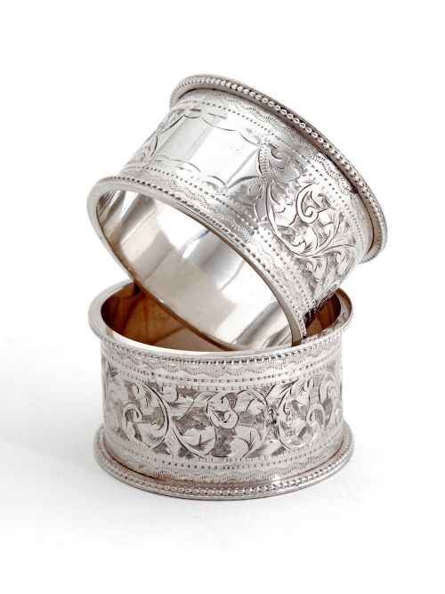 PAIR OF SILVER EDWARDIAN NAPKIN RINGS FITTED IN A BLACK DOMED TOP BOX - ADDITIONAL PHOTO 1