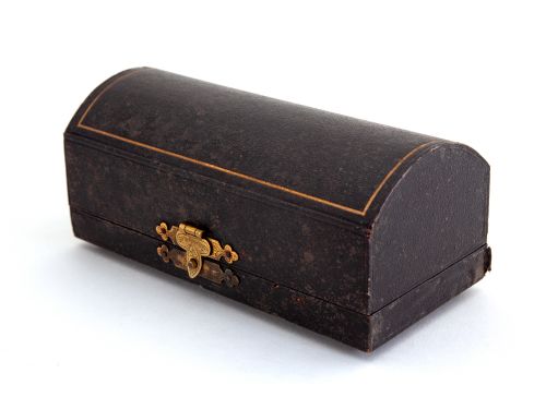 PAIR OF SILVER EDWARDIAN NAPKIN RINGS FITTED IN A BLACK DOMED TOP BOX - ADDITIONAL PHOTO 5