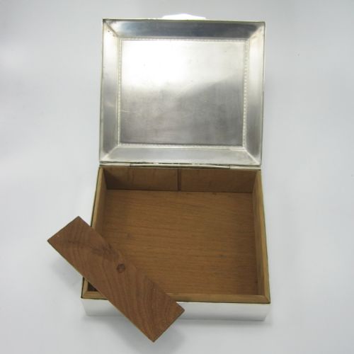 ART DECO STYLE SILVER PLATED BOX WITH AN ENGINE TURNED PATTERN - ADDITIONAL PHOTO 4
