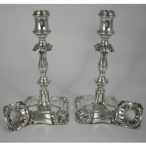 PAIR OF VICTORIAN SILVER CANDLESTICKS IN A GEORGE III STYLE - ADDITIONAL PHOTO 1