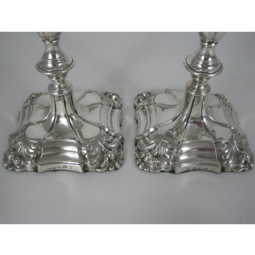 PAIR OF VICTORIAN SILVER CANDLESTICKS IN A GEORGE III STYLE - ADDITIONAL PHOTO 2