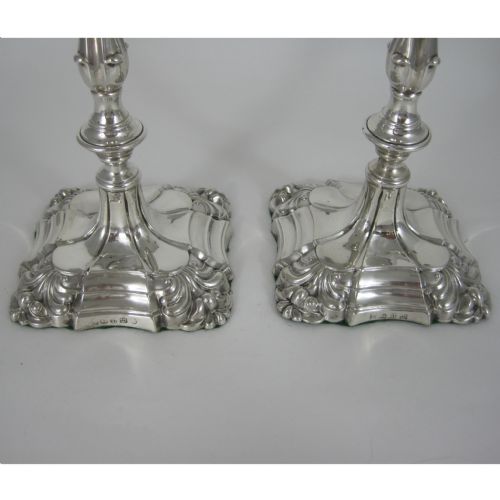 PAIR OF VICTORIAN SILVER CANDLESTICKS IN A GEORGE III STYLE - ADDITIONAL PHOTO 3