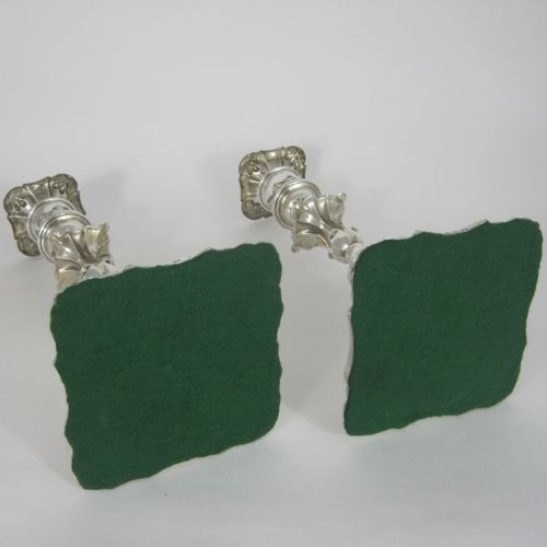 PAIR OF VICTORIAN SILVER CANDLESTICKS IN A GEORGE III STYLE - ADDITIONAL PHOTO 4