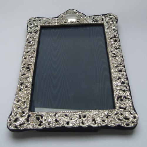 LARGE DECORATIVE LATE VICTORIAN CHESTER SILVER PHOTO FRAME - ADDITIONAL PHOTO 1