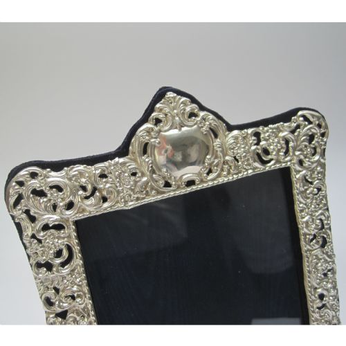 LARGE DECORATIVE LATE VICTORIAN CHESTER SILVER PHOTO FRAME - ADDITIONAL PHOTO 2