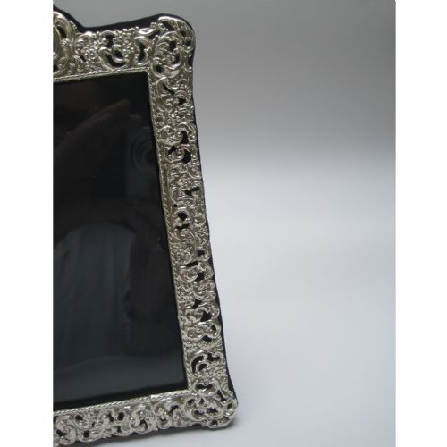 LARGE DECORATIVE LATE VICTORIAN CHESTER SILVER PHOTO FRAME - ADDITIONAL PHOTO 5