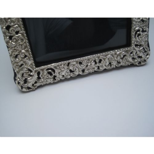 LARGE DECORATIVE LATE VICTORIAN CHESTER SILVER PHOTO FRAME - ADDITIONAL PHOTO 6