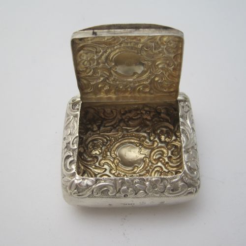 VICTORIAN SILVER PILL OR TRINKET BOX EMBOSSED WITH SCROLLS AND FLOWERS - ADDITIONAL PHOTO 3