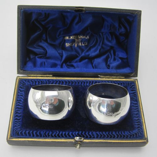 plain pair of boxed silver barrel shaped napkin rings - CATEGORY: ANTIQUE SILVER - DATED 1910