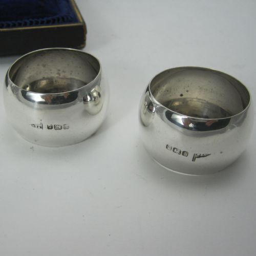 PLAIN PAIR OF BOXED SILVER BARREL SHAPED NAPKIN RINGS - ADDITIONAL PHOTO 1