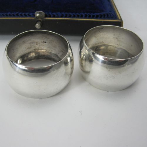 PLAIN PAIR OF BOXED SILVER BARREL SHAPED NAPKIN RINGS - ADDITIONAL PHOTO 2