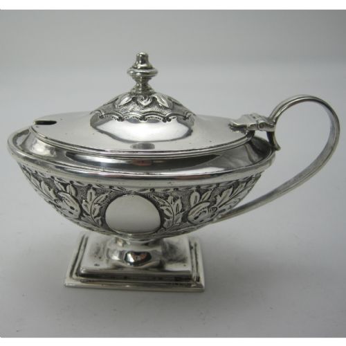 good quality boat shaped silver mustard pot - CATEGORY: ANTIQUE SILVER - DATED 1920