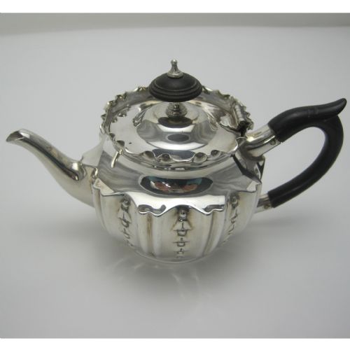 late victorian bachelor size silver teapot - CATEGORY: ANTIQUE SILVER - DATED 1890