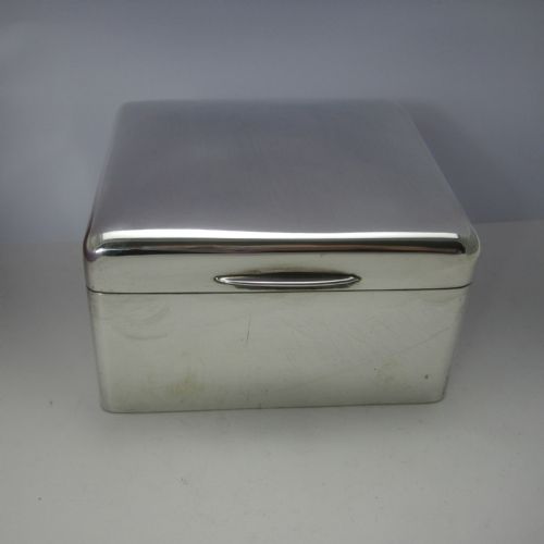 plain good quality silver square cigarette or trinket box - CATEGORY: ANTIQUE SILVER - DATED 1920