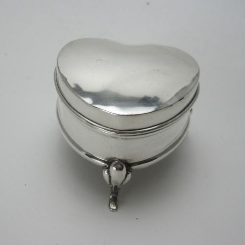 charming small silver heart shape jewellery or trinket box - CATEGORY: ANTIQUE SILVER - DATED 1910