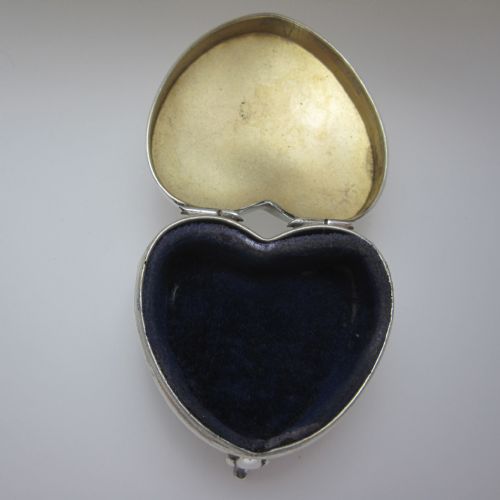 CHARMING SMALL SILVER HEART SHAPE JEWELLERY OR TRINKET BOX - ADDITIONAL PHOTO 3
