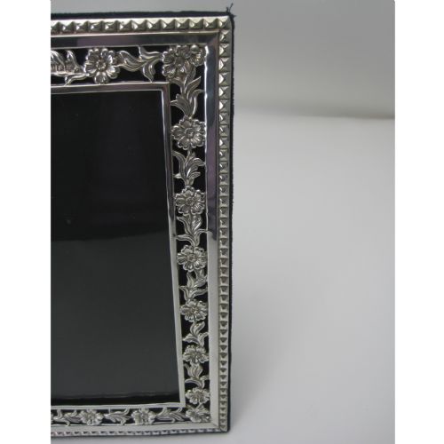 GOOD QUALITY VICTORIAN SILVER PHOTO FRAME WITH PIERCED BORDER - ADDITIONAL PHOTO 1