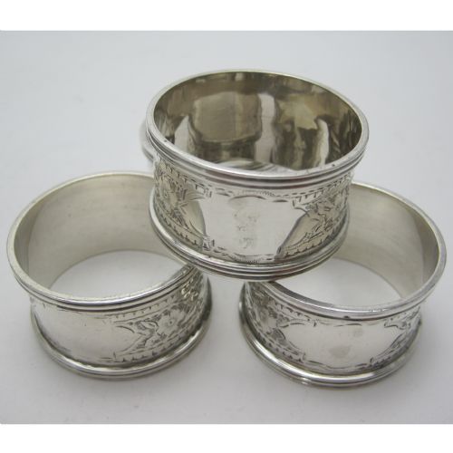 BOXED SET OF FOUR SILVER NAPKIN RINGS IN BLACK VELVET LINED BOX - ADDITIONAL PHOTO 1