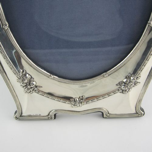 LARGE ANTIQUE SILVER PHOTO FRAME IN OVAL SHAPED FORM - ADDITIONAL PHOTO 1