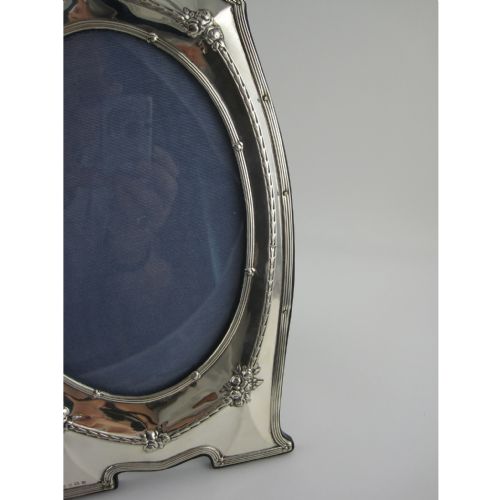 LARGE ANTIQUE SILVER PHOTO FRAME IN OVAL SHAPED FORM - ADDITIONAL PHOTO 3