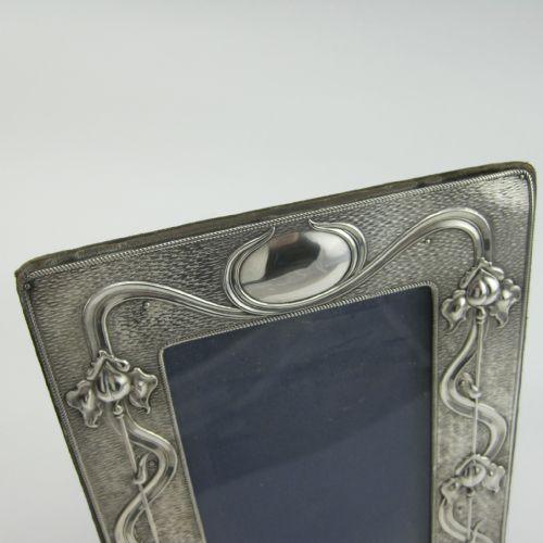 ART NOUVEAU STYLE SILVER PHOTO FRAME WITH REPOUSSE ENTRELAC DECORATION - ADDITIONAL PHOTO 3