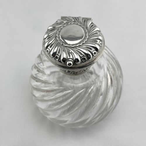 VICTORIAN WILLIAM COMYNS STERLING SILVER AND CUT GLASS PERFUME BOTTLE - ADDITIONAL PHOTO 1