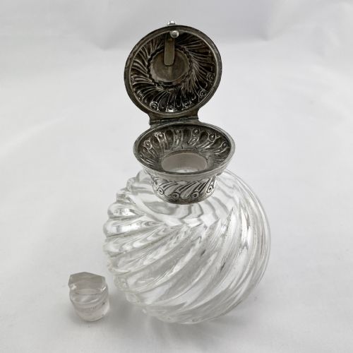 VICTORIAN WILLIAM COMYNS STERLING SILVER AND CUT GLASS PERFUME BOTTLE - ADDITIONAL PHOTO 3