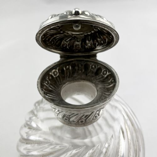 VICTORIAN WILLIAM COMYNS STERLING SILVER AND CUT GLASS PERFUME BOTTLE - ADDITIONAL PHOTO 4