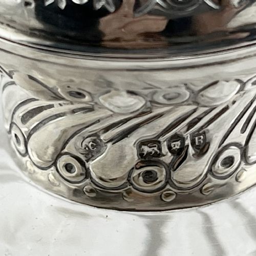 VICTORIAN WILLIAM COMYNS STERLING SILVER AND CUT GLASS PERFUME BOTTLE - ADDITIONAL PHOTO 5