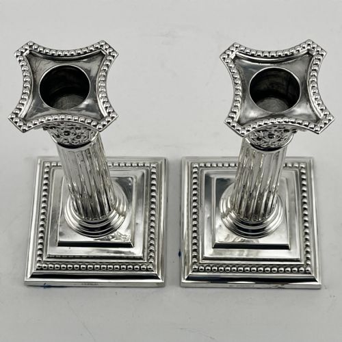 PAIR OF EDWARDIAN STERLING SILVER CANDLESTICKS IN CORINTHIAN STYLE - ADDITIONAL PHOTO 1