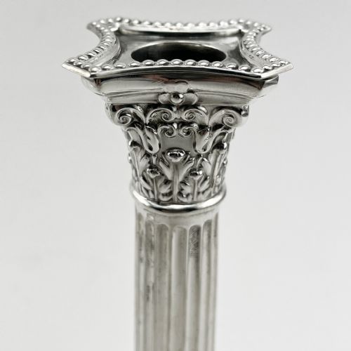 PAIR OF EDWARDIAN STERLING SILVER CANDLESTICKS IN CORINTHIAN STYLE - ADDITIONAL PHOTO 2