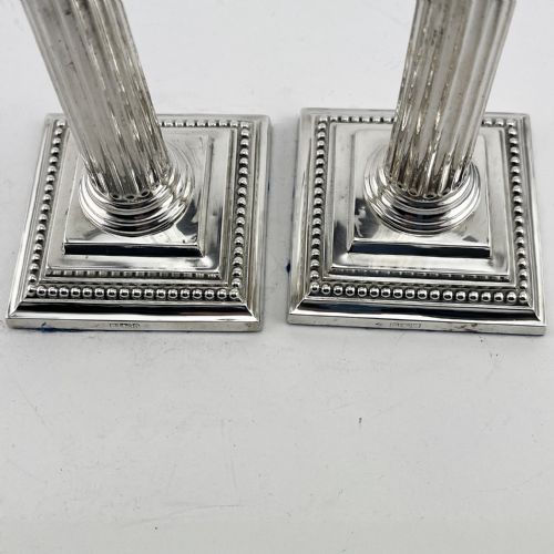 PAIR OF EDWARDIAN STERLING SILVER CANDLESTICKS IN CORINTHIAN STYLE - ADDITIONAL PHOTO 3