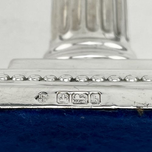 PAIR OF EDWARDIAN STERLING SILVER CANDLESTICKS IN CORINTHIAN STYLE - ADDITIONAL PHOTO 4