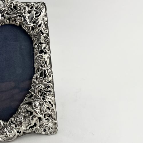 LATE VICTORIAN WILLIAM COMYNS STERLING SILVER PHOTO FRAME - ADDITIONAL PHOTO 1