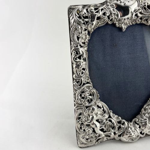 LATE VICTORIAN WILLIAM COMYNS STERLING SILVER PHOTO FRAME - ADDITIONAL PHOTO 2