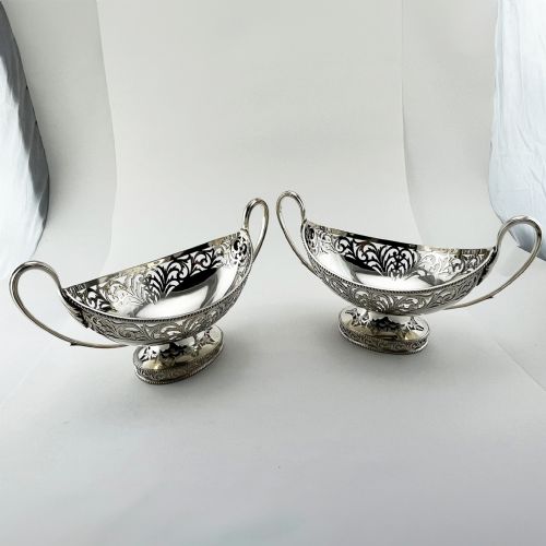 PAIR OF THOMAS BRADBURY SILVER PLATED DISHES WITH REEDED HANDLES