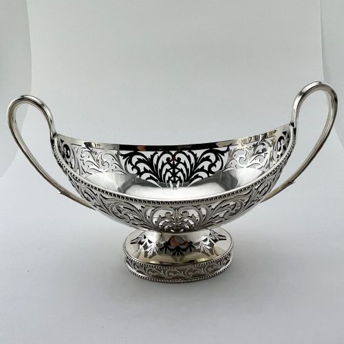 PAIR OF THOMAS BRADBURY SILVER PLATED DISHES WITH REEDED HANDLES - ADDITIONAL PHOTO 1