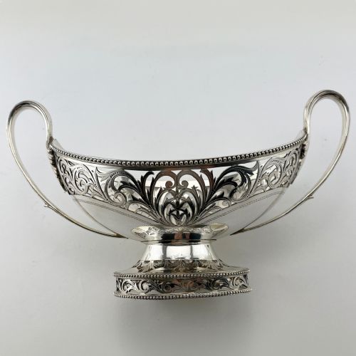 PAIR OF THOMAS BRADBURY SILVER PLATED DISHES WITH REEDED HANDLES - ADDITIONAL PHOTO 2