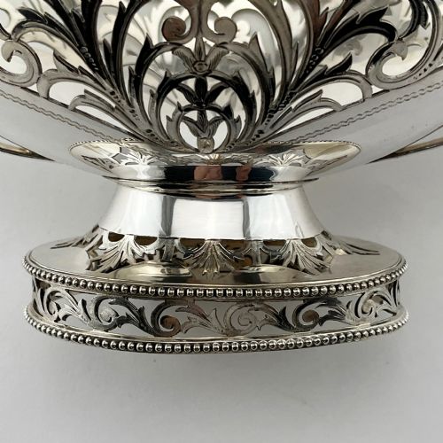PAIR OF THOMAS BRADBURY SILVER PLATED DISHES WITH REEDED HANDLES - ADDITIONAL PHOTO 3