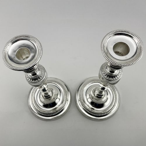 PAIR OF GEORGIAN STYLE VICTORIAN SILVER PLATED CANDLESTICKS - ADDITIONAL PHOTO 1