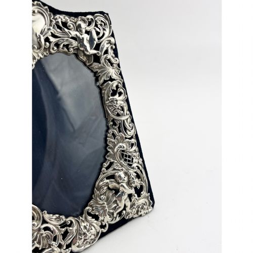DECORATIVE WILLIAM COMYNS VICTORIAN STERLING SILVER PHOTO FRAME - ADDITIONAL PHOTO 1