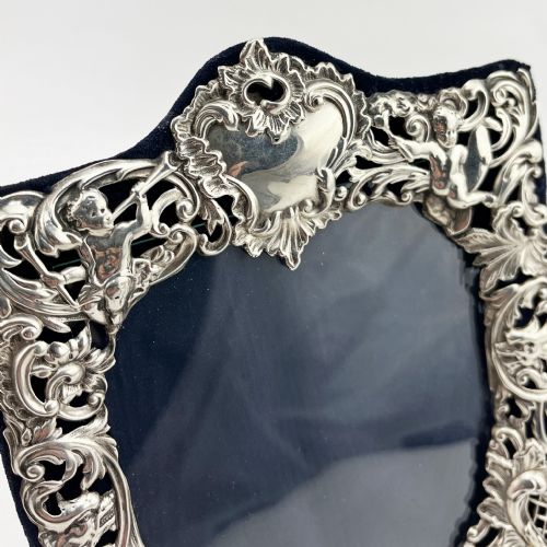 DECORATIVE WILLIAM COMYNS VICTORIAN STERLING SILVER PHOTO FRAME - ADDITIONAL PHOTO 3