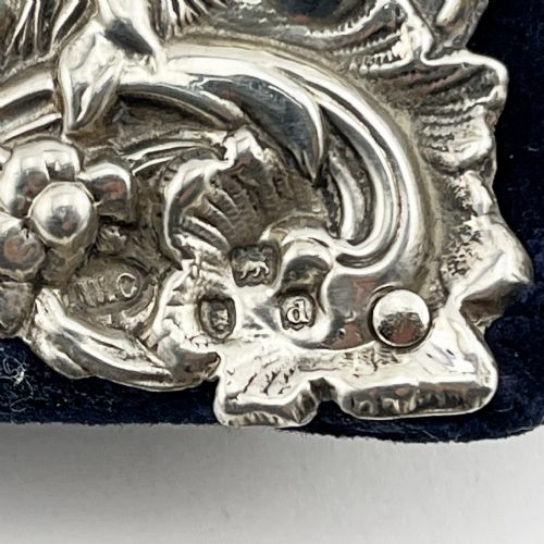 DECORATIVE WILLIAM COMYNS VICTORIAN STERLING SILVER PHOTO FRAME - ADDITIONAL PHOTO 5