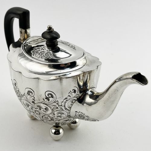 PRETTY LATE VICTORIAN STERLING SILVER BACHELOR TEAPOT - ADDITIONAL PHOTO 3