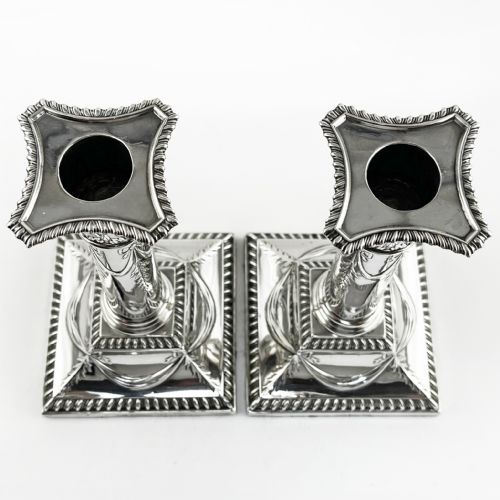 PAIR OF CLASSICAL EDWARDIAN STERLING SILVER CANDLESTICKS - ADDITIONAL PHOTO 1