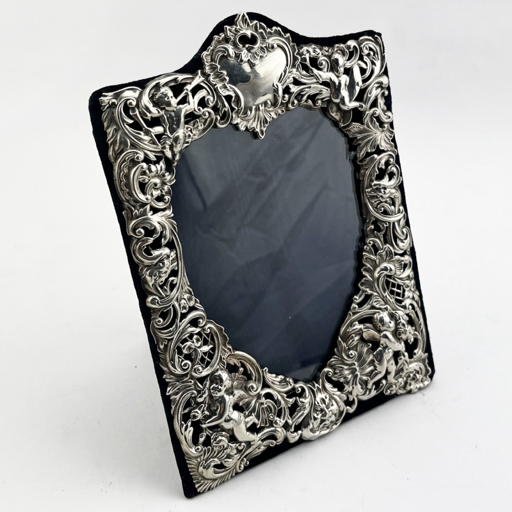 Decorative William Comyns Victorian Sterling Silver Photo Frame