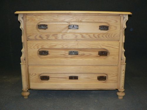 Small Antique Pine Chest of Drawers.