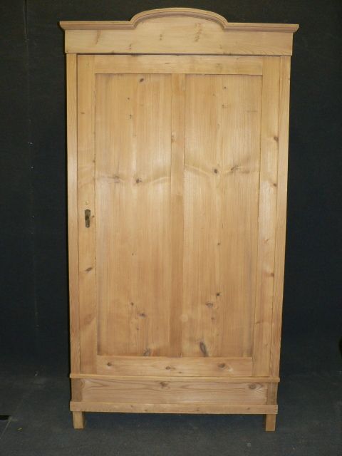 Single Antique Pine Wardrobe (Dismantles)