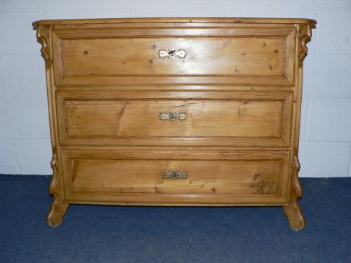 Small Antique Pine Chest of Drawers.
