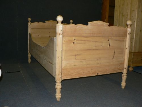 Old Pine Sleigh Bed